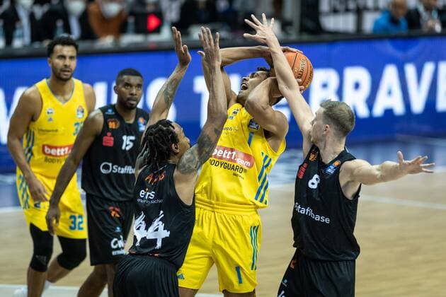 Basketball Berlin 05 12 2021 Season 2021 2022 easyCredit BBL 1 Bundesliga Alba Berlin NINERS Chemnitz Oscar Da Silva Alba Berlin, No 01 Jan Niklas Wimberg Chemnitz, No 08 Darion Atkins Chemnitz, No 44