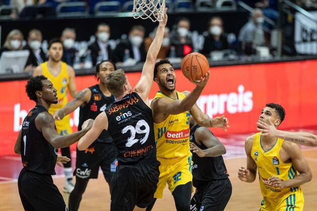Basketball Berlin 05 12 2021 Season 2021 2022 easyCredit BBL 1 Bundesliga Alba Berlin NINERS Chemnitz Johannes Thiemann Alba Berlin, No 32 Mindaugas Susinskas Chemnitz, No 29