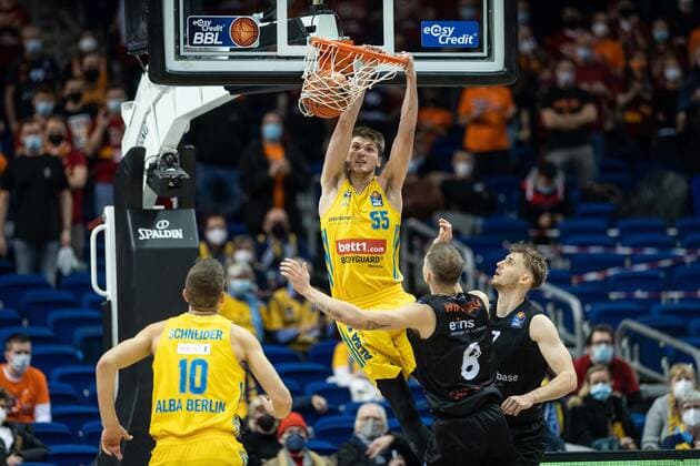 Basketball Berlin 05 12 2021 Season 2021 2022 easyCredit BBL 1 Bundesliga Alba Berlin NINERS Chemnitz Ben Lammers Alba Berlin, No 55 Jan Niklas Wimberg Chemnitz, No 08 Jonas Richter Chemnitz, No 07