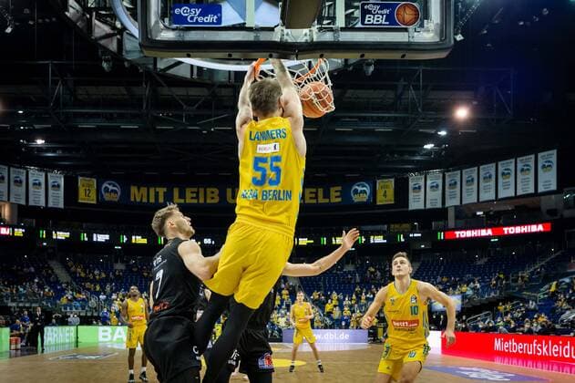 Basketball Berlin 05 12 2021 Season 2021 2022 easyCredit BBL 1 Bundesliga Alba Berlin NINERS Chemnitz Ben Lammers Alba Berlin, No 55 Jonas Richter Chemnitz, No 07