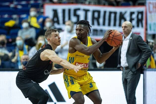 Basketball Berlin 05 12 2021 Season 2021 2022 easyCredit BBL 1 Bundesliga Alba Berlin NINERS Chemnitz Jaleen Smith Alba Berlin, No 03 Jan Niklas Wimberg Chemnitz, No 08