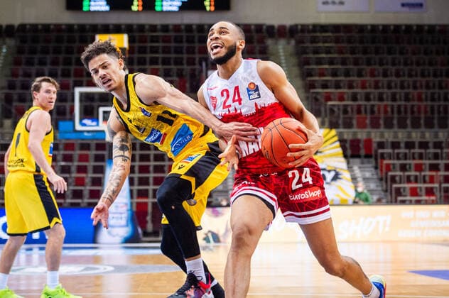 Cameron Hunt s Oliver Wuerzburg 24 against li Jonah Radebaugh MHP RIESEN Ludwigsburg 12 during the BBL match MHP RIESEN Ludwigsburg S Oliver Wuerzburg on 05 12 2021 in Ludwigsburg MHPArena Germany Ludwigsburg 05 12 21 Basketball , 05 12 2021, Ludwigsburg Germany xpxsdx