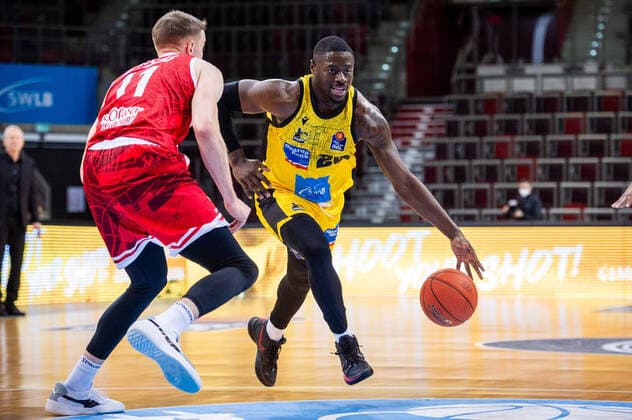 Rawle Alkins MHP RIESEN Ludwigsburg 20 Tomasz Gielo s Oliver Wuerzburg 11 during the BBL match MHP RIESEN Ludwigsburg S Oliver Wuerzburg on 05 12 2021 in Ludwigsburg MHPArena Germany Ludwigsburg 05 12 21 Basketball , 05 12 2021, Ludwigsburg Germany xpxsdx