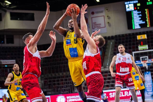 Justin Simon MHP RIESEN Ludwigsburg 5 Filip Stanic s Oliver Wuerzburg 65 Cameron Hunt s Oliver Wuerzburg 24 during the BBL match MHP RIESEN Ludwigsburg S Oliver Wuerzburg on 05 12 2021 in Ludwigsburg MHPArena Germany Ludwigsburg 05 12 21 Basketball , 05 12 2021, Ludwigsburg Germany xpxsdx