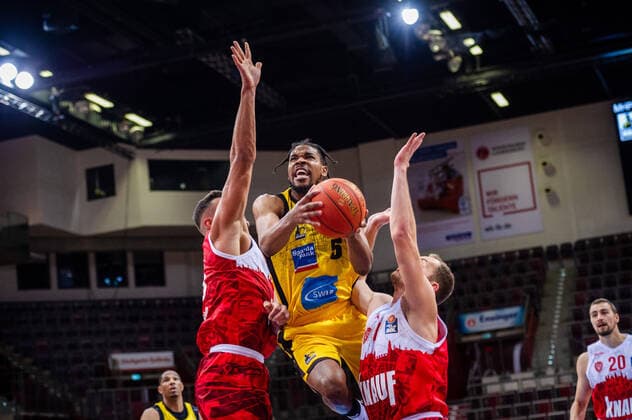 Justin Simon MHP RIESEN Ludwigsburg 5 Filip Stanic s Oliver Wuerzburg 65 Cameron Hunt s Oliver Wuerzburg 24 during the BBL match MHP RIESEN Ludwigsburg S Oliver Wuerzburg on 05 12 2021 in Ludwigsburg MHPArena Germany Ludwigsburg 05 12 21 Basketball , 05 12 2021, Ludwigsburg Germany xpxsdx