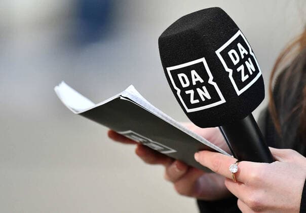 05.12.2021, xjhx, Fussball 1.Bundesliga, VfB Stuttgart - Hertha BSC Berlin emspor, v.l. DAZN Mikro Symbolfoto Werbung Branding Logo mikrophon Moderator Moderatorin (DFL DFB REGULATIONS PROHIBIT ANY USE OF PHOTOGRAPHS as IMAGE SEQUENCES and or QUASI-VIDEO) Stuttgart *** 05 12 2021, xjhx, football 1 Bundesliga, VfB Stuttgart Hertha BSC Berlin emspor, v l DAZN micro symbol photo advertising branding logo microphone presenter presenter DFL DFB REGULATIONS PROHIBIT ANY USE OF PHOTOGRAPHS as IMAGE SEQUENCES and or QUASI VIDEO Stuttgart