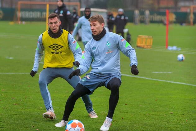 GER, 2 FBL SV Werder Bremen Training 06 12 2021, Training ground at wohninvest WESERSTADION Platz 4 5, Bremen, GER, 2 FBL SV Werder Bremen Training Mitchell Weiser Werder Bremen 08 plays the ball nordphotoxGmbHx xStoever nph00401