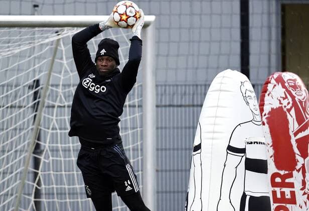 AMSTERDAM Ajax goalkeeper Andre Onana during a training session prior to the Champions League match against Sporting CP at the Johan Cruijff ArenA on December 6, 2021 in Amsterdam, Netherlands ANP MAURICE VAN STEEN Champions League 2021 2022 xVIxANPxSportx xxANPxIVx 441693450