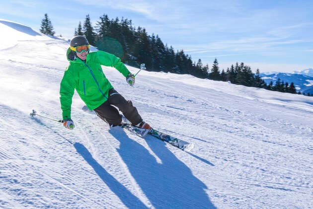 Freizeitvergnügen Ski Alpin Skifahren auf bestens präparierten Pisten in Vorarlberg, Freizeitvergnügen und Naturerlebnis für jeden. Skisport Hittisau Hochhäderich Vorarlberg Österreich *** Leisure pleasure Alpine skiing on perfectly groomed slopes in Vorarlberg, leisure pleasure and nature experience for every ski sport Hittisau Hochhäderich Vorarlberg Austria