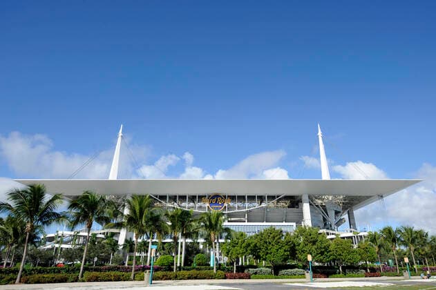 MIAMI GARDENS, FL - DECEMBER 05: An overview of Hard Rock Stadium before the NFL, American Football Herren, USA football game between the New York Giants and the Miami Dolphins on December 5, 2021, in Miami Gardens, Florida. (Photo by Michael Allio Icon Sportswire) NFL: DEC 05 Giants at Dolphins Icon116211205029