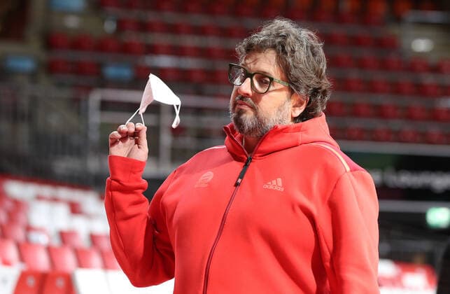 Andrea Trinchieri Bayern Basketball, head coach plays with his mask GER, FC Bayern Basketball vs Academics Heidelberg, Basketball, 1 Bundesliga, Season 2021 2022, 06 12 2021, GER, FC Bayern Basketball vs Academics Heidelberg, Basketball, 1 Bundesliga, Season 2021 2022, 06 12 2021, Muenchen Copyright: xEIBNER MarcelxEngelbrechtx EP_EER