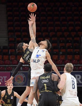 06 12 2021, xemx, Basketball BBL Bundesliga, FC Bayern Muenchen Basketball MLP Academics Heidelberg emspor, v l Gavin Schilling FC Bayern Basketball , Brekkott Chapman MLP Academics Heidelberg Zweikampf, action, action, battle for the ball Muenchen