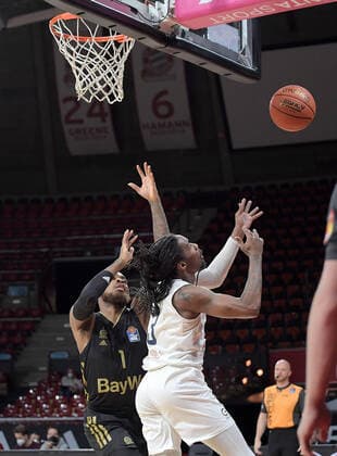 06 12 2021, xemx, Basketball BBL Bundesliga, FC Bayern Muenchen Basketball MLP Academics Heidelberg emspor, v l Deshaun Thomas FC Bayern Basketball , Robert Lowery Jr MLP Academics Heidelberg Zweikampf, action, action, battle for the ball Muenchen