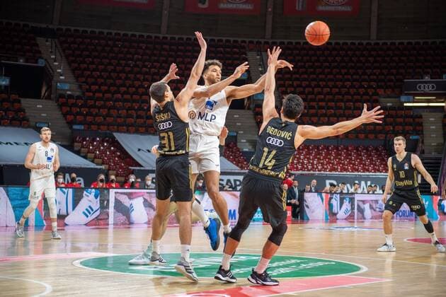 Zan Mark Sisko 31 FC Bayern , Brekkott Chapman 1 MLP Heidelberg , Nihad Dedovic 14 FC Bayern , FC Bayern Basketball vs MLP Academics Heidelberg, easyCredit BBL, 06 12 2021 Muenchen Bayern Germany Copyright: xkolbert-press UlrichxGamelx