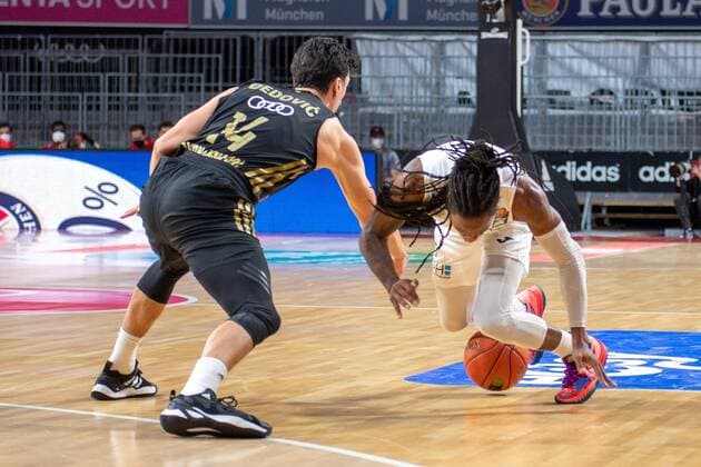 Nihad Dedovic 14 FC Bayern , Robert Lowery Jr 3 MLP Heidelberg , FC Bayern Basketball vs MLP Academics Heidelberg, easyCredit BBL, 06 12 2021 Muenchen Bayern Germany Copyright: xkolbert-press UlrichxGamelx