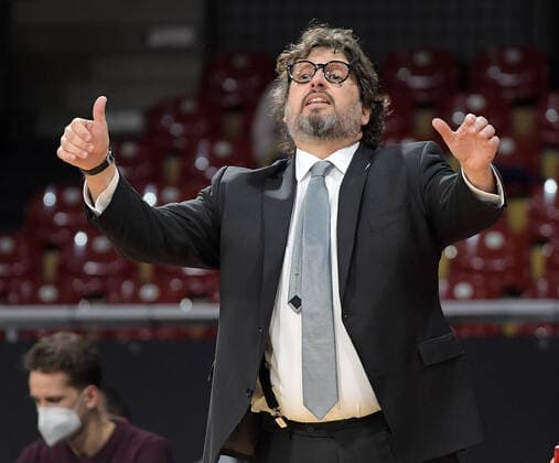 06 12 2021, xemx, Basketball BBL Bundesliga, FC Bayern Muenchen Basketball MLP Academics Heidelberg emspor, v l head coach Andrea Trinchieri FC Bayern Basketball gives instructions, gestures with arms, gesticulate, gives instructions Muenchen