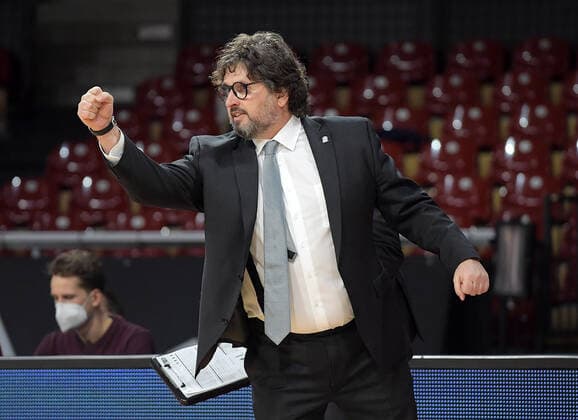 06 12 2021, xemx, Basketball BBL Bundesliga, FC Bayern Muenchen Basketball MLP Academics Heidelberg emspor, v l head coach Andrea Trinchieri FC Bayern Basketball gives instructions, gestures with arms, gesticulate, gives instructions Muenchen