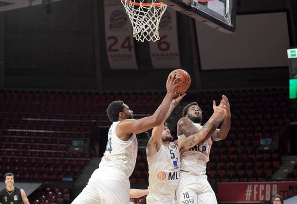 06 12 2021, xemx, Basketball BBL Bundesliga, FC Bayern Muenchen Basketball MLP Academics Heidelberg emspor, v l Wright MLP Academics Heidelberg , Jordan Geist MLP Academics Heidelberg , Kelvin Martin MLP Academics Heidelberg Zweikampf, action, action, battle for the ball Muenchen