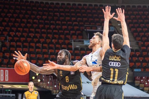 Othello Hunter 8 FC Bayern , Brekkott Chapman 1 MLP Heidelberg , Vladimir Lucic 11 FC Bayern , FC Bayern Basketball vs MLP Academics Heidelberg, easyCredit BBL, 06 12 2021 Muenchen Bayern Germany Copyright: xkolbert-press UlrichxGamelx