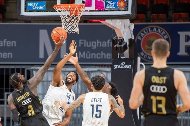 Othello Hunter 8 FC Bayern , K Wright 44 MLP Heidelberg , Jordan Geist 15 MLP Heidelberg , FC Bayern Basketball vs MLP Academics Heidelberg, easyCredit BBL, 06 12 2021 Muenchen Bayern Germany Copyright: xkolbert-press UlrichxGamelx