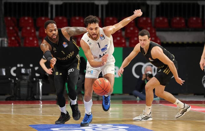 Brekkott Chapman Academics Heidelberg, 1 captures the ball against Deshaun Thomas Bayern Basketball, 1 GER, FC Bayern Basketball vs Academics Heidelberg, Basketball, 1 Bundesliga, Season 2021 2022, 06 12 2021, GER, FC Bayern Basketball vs Academics Heidelberg, Basketball, 1 Bundesliga, Season 2021 2022, 06 12 2021, Muenchen Copyright: xEIBNER MarcelxEngelbrechtx EP_EER
