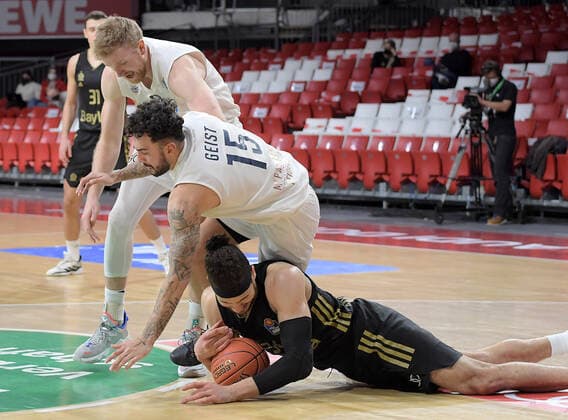 06 12 2021, xemx, Basketball BBL Bundesliga, FC Bayern Muenchen Basketball MLP Academics Heidelberg emspor, v l Jordan Geist MLP Academics Heidelberg , Gavin Schilling FC Bayern Basketball Zweikampf, action, action, battle for the ball Muenchen