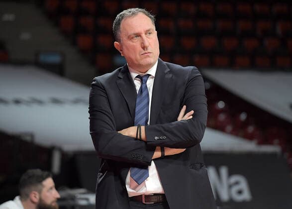 06 12 2021, xemx, Basketball BBL Bundesliga, FC Bayern Muenchen Basketball MLP Academics Heidelberg emspor, v l head coach Branislav Ignjatovic MLP Academics Heidelberg pensive, gruebeln Muenchen