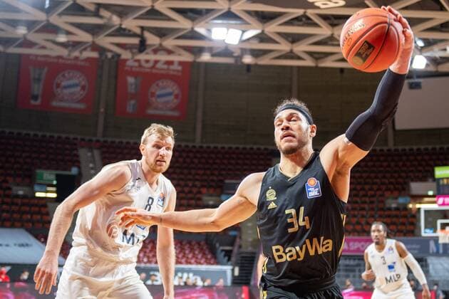 Max Ugrai 8 MLP Heidelberg , Gavin Schilling 34 FC Bayern , FC Bayern Basketball vs MLP Academics Heidelberg, easyCredit BBL, 06 12 2021 Muenchen Bayern Germany Copyright: xkolbert-press UlrichxGamelx