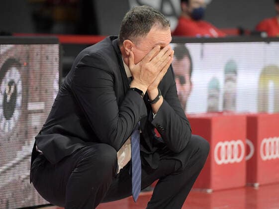 06 12 2021, xemx, Basketball BBL Bundesliga, FC Bayern Muenchen Basketball MLP Academics Heidelberg emspor, v l head coach Branislav Ignjatovic MLP Academics Heidelberg pensive, gruebeld enttaeuscht, enttaeuscht schauend, dissapointed Muenchen
