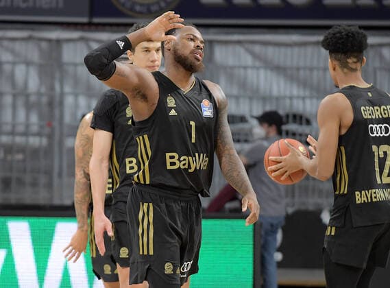 06 12 2021, xemx, Basketball BBL Bundesliga, FC Bayern Muenchen Basketball MLP Academics Heidelberg emspor, v l team, players, cheer at the end of the match, celebrate at the end of the match Muenchen