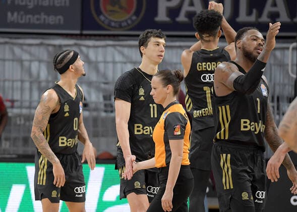 06 12 2021, xemx, Basketball BBL Bundesliga, FC Bayern Muenchen Basketball MLP Academics Heidelberg emspor, v l team, players, cheer at the end of the match, celebrate at the end of the match Muenchen