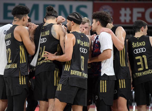 06 12 2021, xemx, Basketball BBL Bundesliga, FC Bayern Muenchen Basketball MLP Academics Heidelberg emspor, v l team, players, disappointed, disappointed looking at the end of the match Muenchen