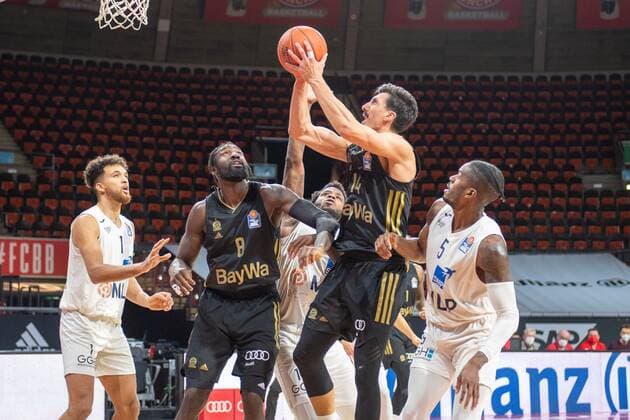 Brekkott Chapman 1 MLP Heidelberg , Othello Hunter 8 FC Bayern , Nihad Dedovic 14 FC Bayern , Shyron Ely 5 MLP Heidelberg , FC Bayern Basketball vs MLP Academics Heidelberg, easyCredit BBL, 06 12 2021 Muenchen Bayern Germany Copyright: xkolbert-press UlrichxGamelx