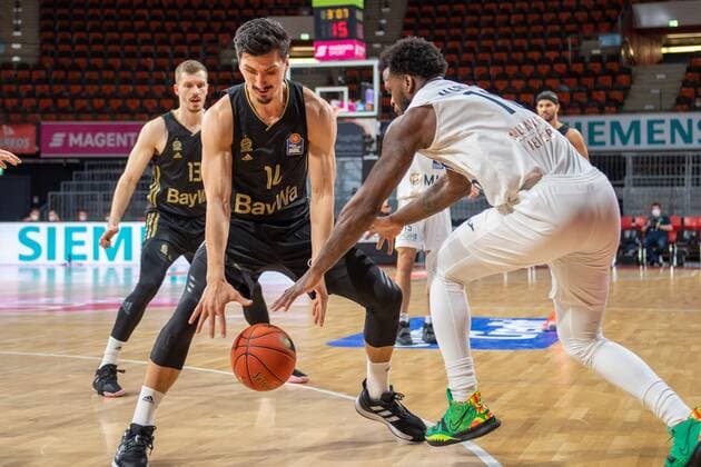 Nihad Dedovic 14 FC Bayern , Jordan Geist 15 MLP Heidelberg , FC Bayern Basketball vs MLP Academics Heidelberg, easyCredit BBL, 06 12 2021 Muenchen Bayern Germany Copyright: xkolbert-press UlrichxGamelx