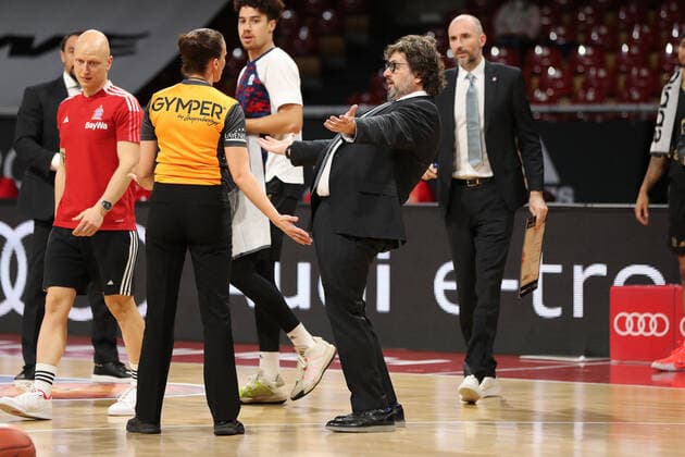 Andrea Trinchieri Bayern Basketball, Head coach gestures with referee GER, FC Bayern Basketball vs Academics Heidelberg, Basketball, 1 Bundesliga, Season 2021 2022, 06 12 2021, GER, FC Bayern Basketball vs Academics Heidelberg, Basketball, 1 Bundesliga, Season 2021 2022, 06 12 2021, Muenchen Copyright: xEIBNER MarcelxEngelbrechtx EP_EER