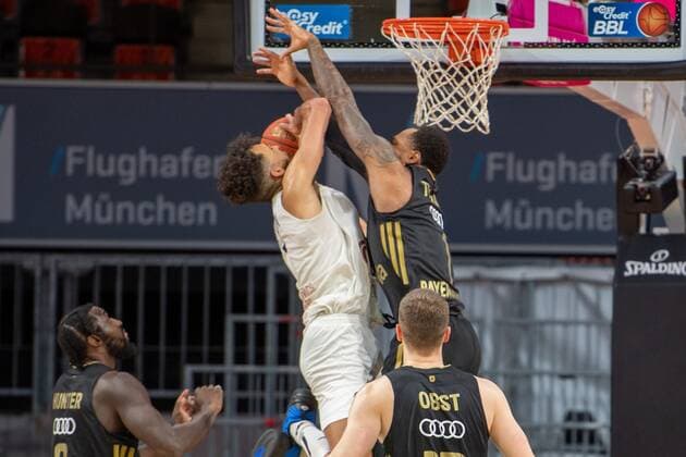 Jordan Geist 15 MLP Heidelberg , Thomas Deshaun 1 FC Bayern , FC Bayern Basketball vs MLP Academics Heidelberg, easyCredit BBL, 06 12 2021 Muenchen Bayern Germany Copyright: xkolbert-press UlrichxGamelx