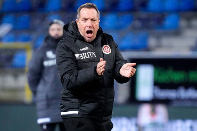 Markus Kauczinski coach, head coach, SVWW , gives instructions, gestures, gesturing with arms, gives instructions, gesticulate, frame, action, action, claps hands, clap, applause, applauds, motivates the team, motivation, 06 12 2021, Mannheim Germany , football, 3 Liga, SV Waldhof Mannheim SV Wehen Wiesbaden, DFB DFL REGULATIONS PROHIBIT ANY USE OF PHOTOGRAPHS AS IMAGE SEQUENCES AND OR QUASI VIDEO xozx