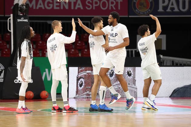 Keith Wright Academics Heidelberg, 44 claps with Niklas Wuerzner Academics Heidelberg, 2 ab GER, FC Bayern Basketball vs Academics Heidelberg, Basketball, 1 Bundesliga, Season 2021 2022, 06 12 2021, GER, FC Bayern Basketball vs Academics Heidelberg, Basketball, 1 Bundesliga, Season 2021 2022, 06 12 2021, Muenchen Copyright: xEIBNER MarcelxEngelbrechtx EP_EER