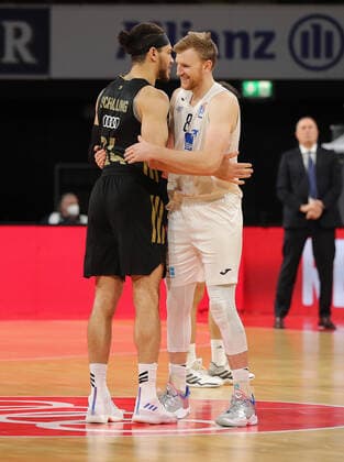 Gavin Schilling Bayern Basketball, 34 and Maximilian Ugrai Academics Heidelberg, 8 greet each other GER, FC Bayern Basketball vs Academics Heidelberg, Basketball, 1 Bundesliga, Saison 2021 2022, 06 12 2021, GER, FC Bayern Basketball vs Academics Heidelberg, Basketball, 1 Bundesliga, Saison 2021 2022, 06 12 2021, Muenchen Copyright: xEIBNER MarcelxEngelbrechtx EP_EER