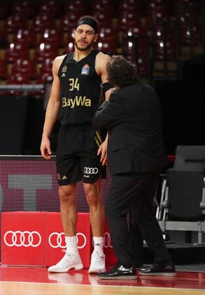 Andrea Trinchieri Bayern Basketball, head coach talking to Gavin Schilling Bayern Basketball, 34 GER, FC Bayern Basketball vs Academics Heidelberg, Basketball, 1 Bundesliga, season 2021 2022, 06 12 2021, GER, FC Bayern Basketball vs Academics Heidelberg, Basketball, 1 Bundesliga, season 2021 2022, 06 12 2021, Muenchen Copyright: xEIBNER MarcelxEngelbrechtx EP_EER