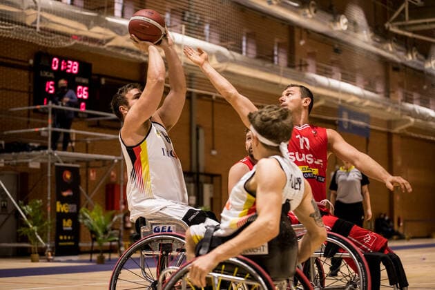 European Championship Wheelchair Basketball 07 12 2021 MADRID, SPAIN 7 December Wheelchair Basketball, Germany vs Switzerland Men, on Day 4 of the European Championship Wheelchair Basketball on 07 12 2021 at Polid Municipal Marques de Samaranch in Madrid, Spain Matthias Guentner Germany, 6 , Pascal Bolliger Switzerland, 11 Copyright: xBEAUTIFULxSPORTS Wunderlx