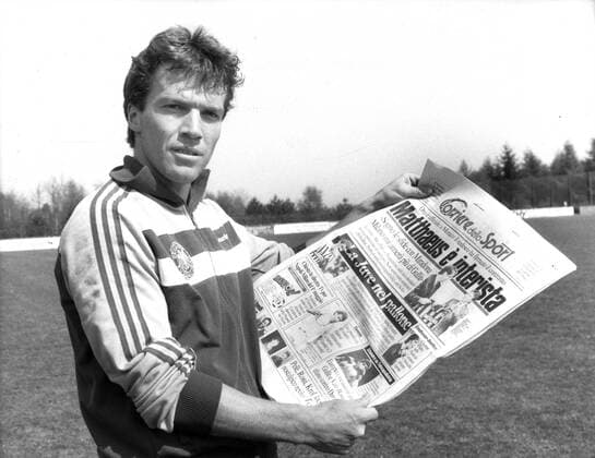 Lothar Matthäus FC Bayern with Italian newspaper, Corriere della Sierra, announcing his transfer to Inter Milan 20 04 1988 Only for journalistic use Only for editorial use HM