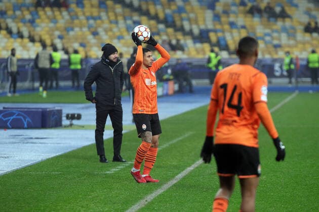 KYIV, UKRAINE - DECEMBER 7, 2021 - A player of FC Shakhtar Donetsk throws the ball during the 2021 2022 UEFA Champions League Matchday 6 Group D game against FC Sheriff Tiraspol at the NSC Olimpiyskiy, Kyiv, capital of Ukraine. Shakhtar vs Sheriff in UCL match in Kyiv  Copyright: xPavlo_Bagmutx
