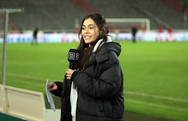 05.12.21 VfB Stuttgart - Hertha BSC Berlin Deutschland, Stuttgart, 05.12.2021, Fussball, Bundesliga, VfB Stuttgart - Hertha BSC Berlin: Ann-Sophie Kimmel (DAZN Reporterin). *** 05 12 21 VfB Stuttgart Hertha BSC Berlin Germany, Stuttgart, 05 12 2021, football, Bundesliga, VfB Stuttgart Hertha BSC Berlin Ann Sophie Kimmel DAZN Reporter