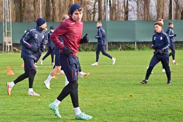 ANTWERP, BELGIUM - DECEMBER 08 : Samuel Marqus Lloyd Vines defender of Antwerp FC pictured during a training session of Royal Antwerp FC prior to their Europa League game against Olympiacos on December 8, 2021 in Antwerp, Belgium, 8 12 2021 ( media activities Royal Antwerp - Europa League PhotoNews Panoramic 