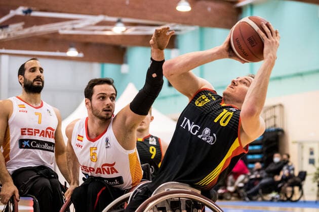 European Championship Wheelchair Basketball 08 12 2021 MADRID, SPAIN December 8 Wheelchair Basketball, Spain vs Germany Men, on Day 5 of the European Championship Wheelchair Basketball on 08 12 2021 at Polid Municipal Francisco Fernandez Ochoa in Madrid, Spain Daniel Stix Soto Spain, 5 , Jan Haller Germany, 10 Copyright: xBEAUTIFULxSPORTS Wunderlx