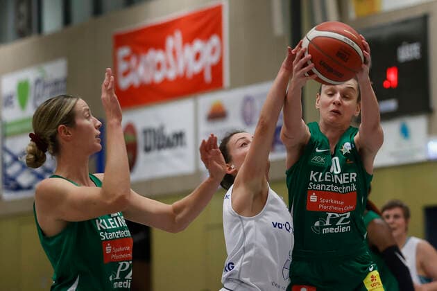 08 12 2021, Basketball, Women, DBBL Cup, Round of 16, QOOL Sharks Rutronik Stars Keltern, GER, Wuerzburg, TGW Sportzentrum Feggrube Picture from left Alexandria Kiss Rusk Rutronik Stars Keltern , Lea Zimmermann QOOL Sharks and Sanja Mandic Rutronik Stars Keltern Copyright: HMBxMedia xHeikoxBecker