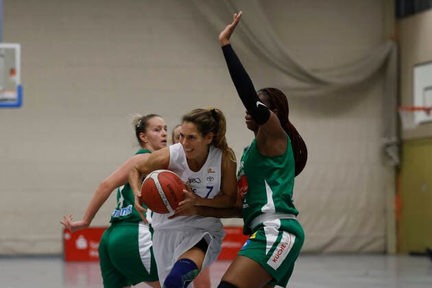 08 12 2021, Basketball, Women, DBBL Cup, Round of 16, QOOL Sharks Rutronik Stars Keltern, GER, Wuerzburg, TGW Sportzentrum Feggrube Picture from left Milica Deura Rutronik Stars Keltern , Raphaela Jochimczyk QOOL Sharks and Breanna Richardson Rutronik Stars Keltern Copyright: HMBxMedia xHeikoxBecker
