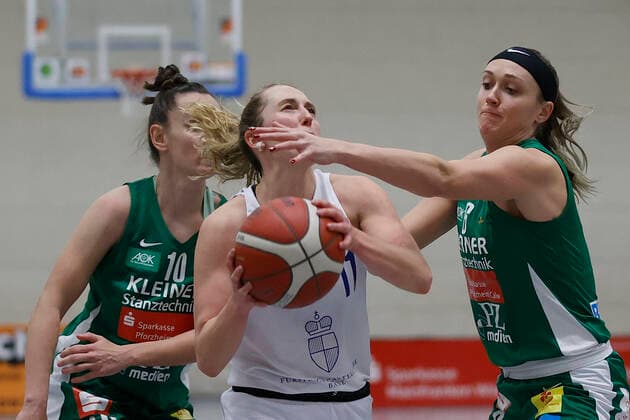 08 12 2021, Basketball, Women, DBBL Cup, Round of 16, QOOL Sharks Rutronik Stars Keltern, GER, Wuerzburg, TGW Sportzentrum Feggrube Picture from left Sanja Mandic Rutronik Stars Keltern , Jessica Hanson QOOL Sharks and Brittany Carter Rutronik Stars Keltern Copyright: HMBxMedia xHeikoxBecker