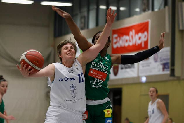 08 12 2021, Basketball, Women, DBBL Cup, Round of 16, QOOL Sharks Rutronik Stars Keltern, GER, Wuerzburg, TGW Sportzentrum Feggrube Picture from left Theresa Muck QOOL Sharks and Breanna Richardson Rutronik Stars Keltern Copyright: HMBxMedia xHeikoxBecker